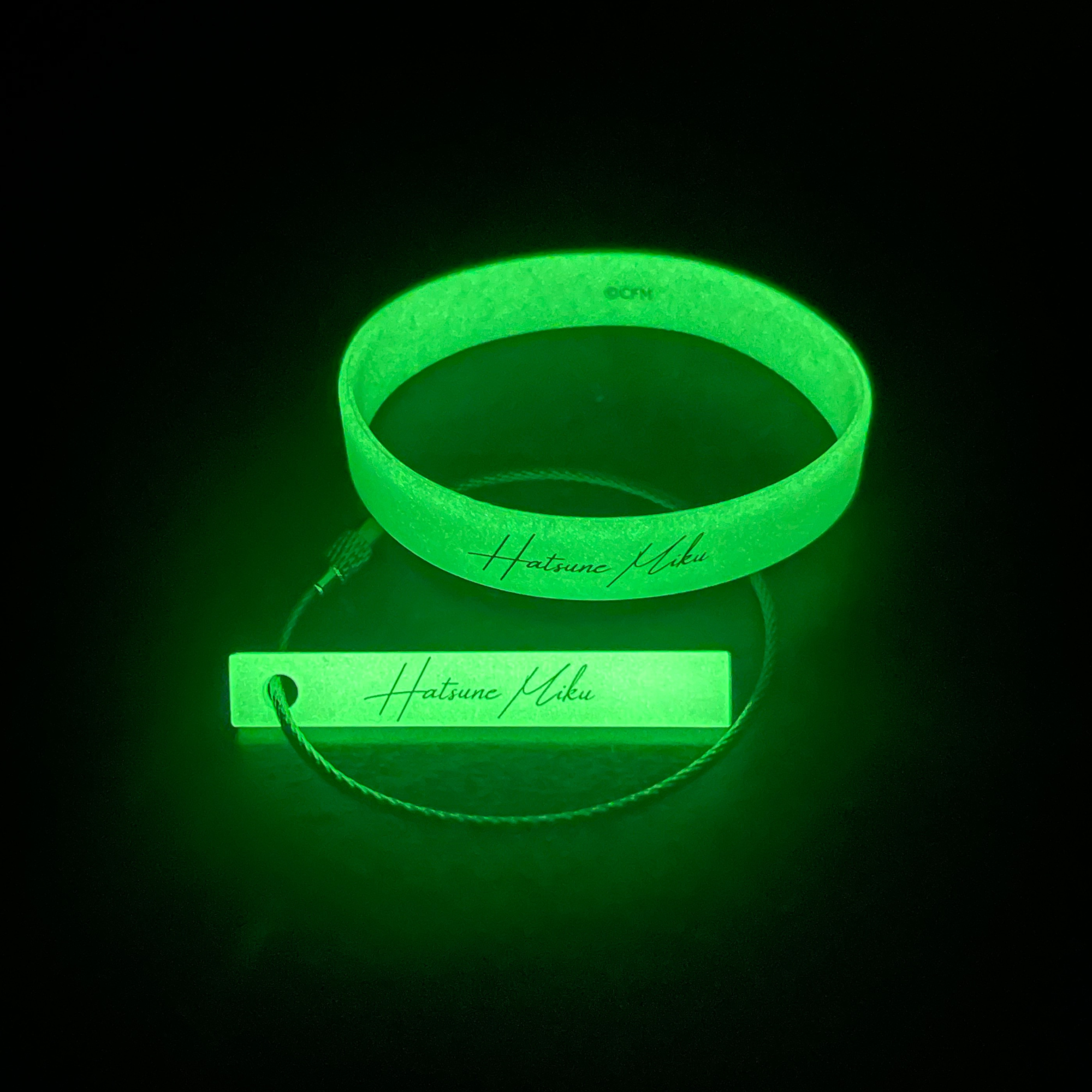 (Goods - Set) Hatsune Miku Glow-in-the-Dark Rubber Wristband + Glow-in-the-Dark Key Chain